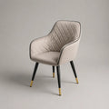Sedia da pranzo con braccioli 55x60x85 cm rivestimento in tessuto effetto bouclé beige schienale trapuntato gambe in metallo nero con terminali oro design moderno