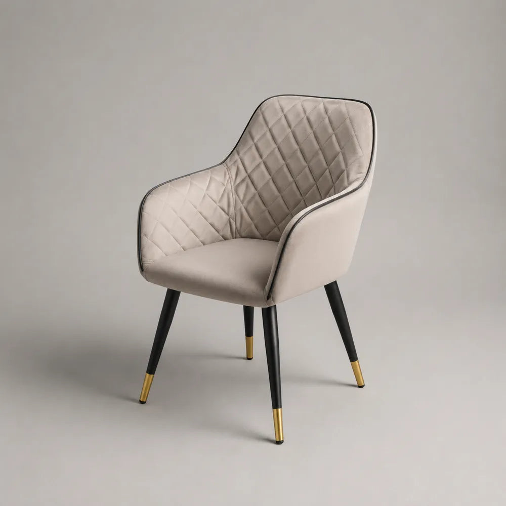 Sedia da pranzo con braccioli 55x60x85 cm rivestimento in tessuto effetto bouclé beige schienale trapuntato gambe in metallo nero con terminali oro design moderno