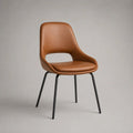 Sedia da pranzo 45x55x85 cm in similpelle PU colore cognac schienale curvo aperto struttura in metallo verniciato nero gambe a quattro punte design moderno