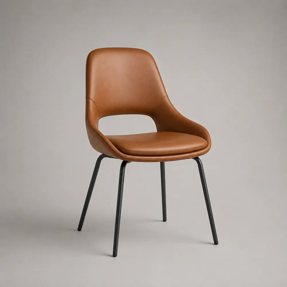 Sedia da pranzo 45x55x85 cm in similpelle PU colore cognac schienale curvo aperto struttura in metallo verniciato nero gambe a quattro punte design moderno